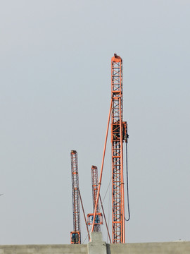 塔吊與吊車 建筑工地上無言的鐵臂英雄